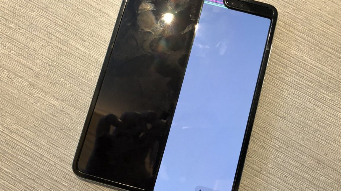 Simu za Kujikunja za Galaxy Fold Zinasemekana Kuwa na Tatizo Simu za Kujikunja za Galaxy Fold Zinasemekana Kuwa na Tatizo