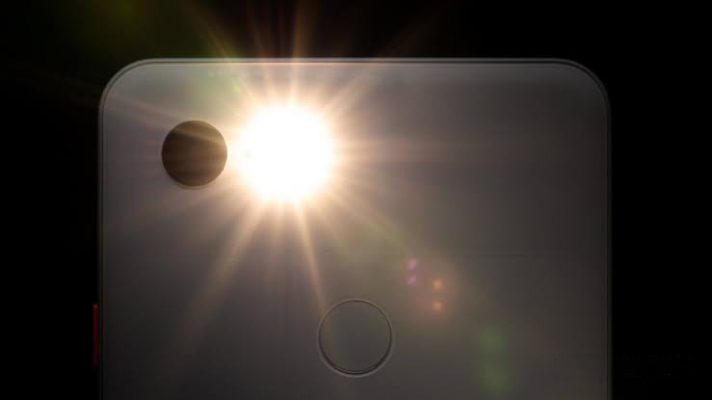 Jinsi ya Kuwasha Tochi Kwenye Smartphone kwa Kutingisha Simu